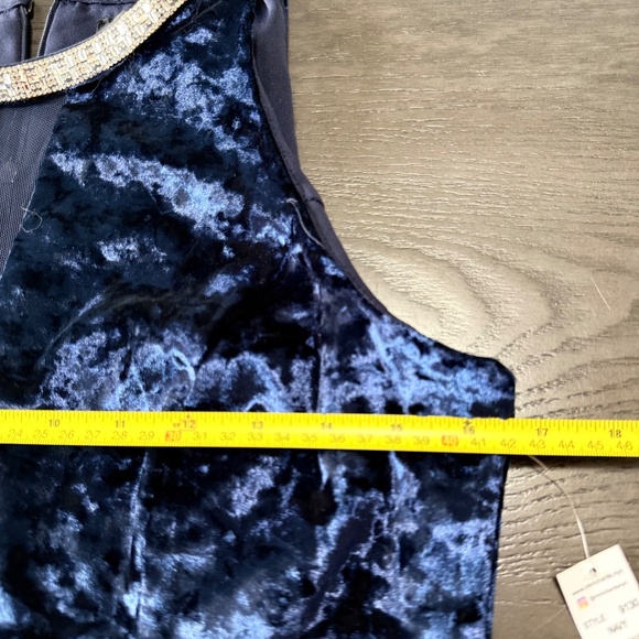 R&M Richards Long Ice Velvet Dress W/Elegant Neck Waist Detail & Slit Size 8 - Picture 9 of 14